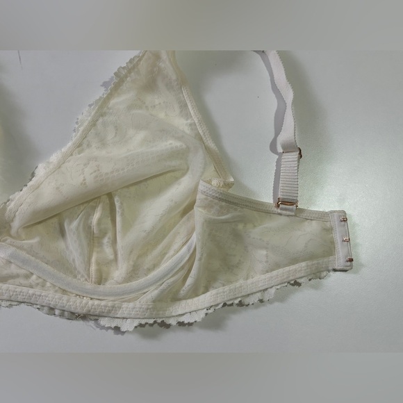 Le Mystere Buttercream White Lace Allure Convertible Plunge Bra 32DD - Picture 11 of 12